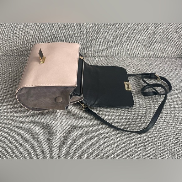 Elegant Black and Pink Satchel with Gold Accent - Picture 12 of 16